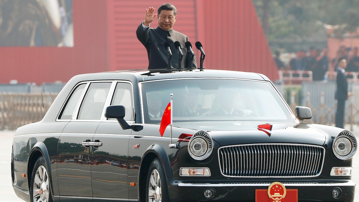 Il défile à l'occasion du 70e anniversaire de la République populaire de Chine.