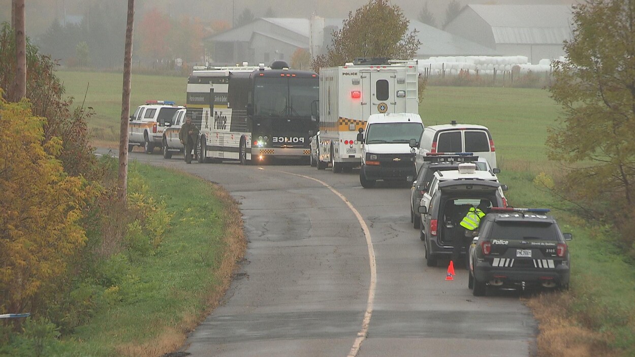 Poste de commandement et des voitures de police sur le bord de la rue