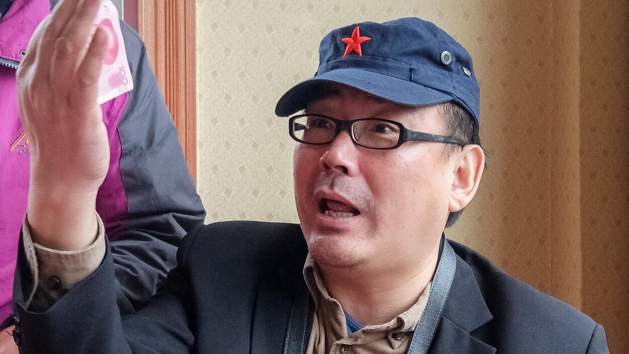 Yang Hengjun fait un geste de la main.
