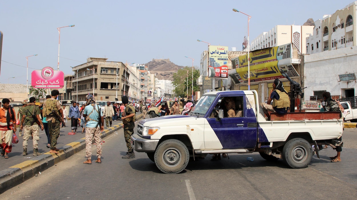 Une camionnette des forces de sécurité loyales aux séparatistes du sud du Yémen bloque une route à Aden.