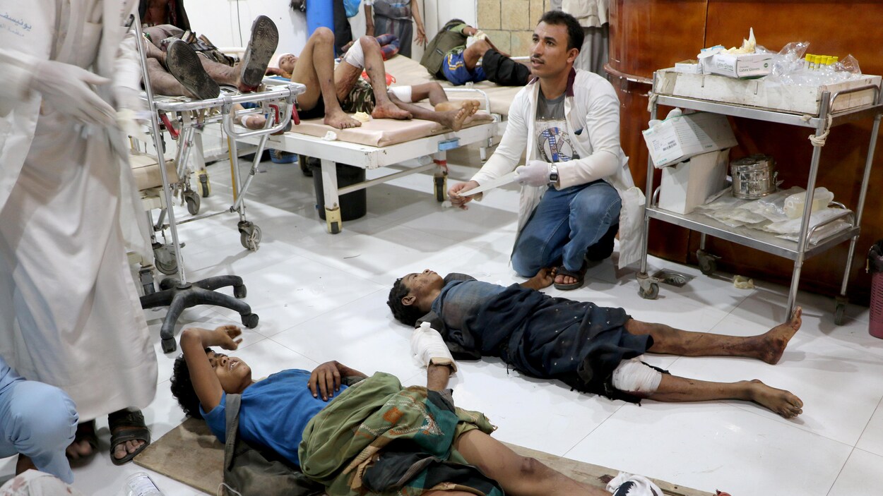 Des enfants blessés lors d'une frappe aérienne dans un marché de la province de Saada, au Yémen, reçoivent des soins médicaux dans l'hôpital local Al Jomhouri à Saada.