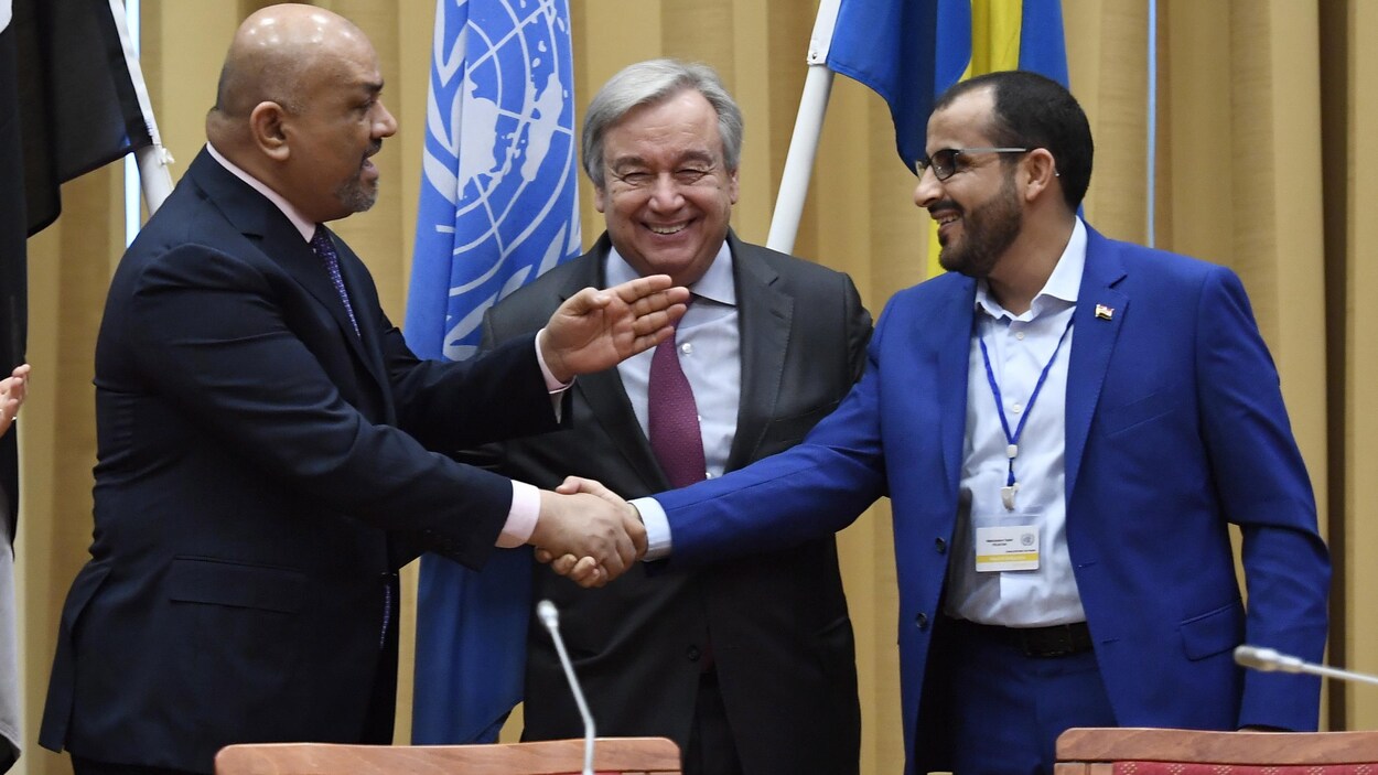 Le secrétaire général de l'ONU, Antonio Guterres, assiste à une poignée de main, en Suède, entre le chef de la délégation des Houthis, Mohammed Abdulsalam, (à droite) et le ministre des Affaires étrangères du Yémen, Khaled al-Yaman.