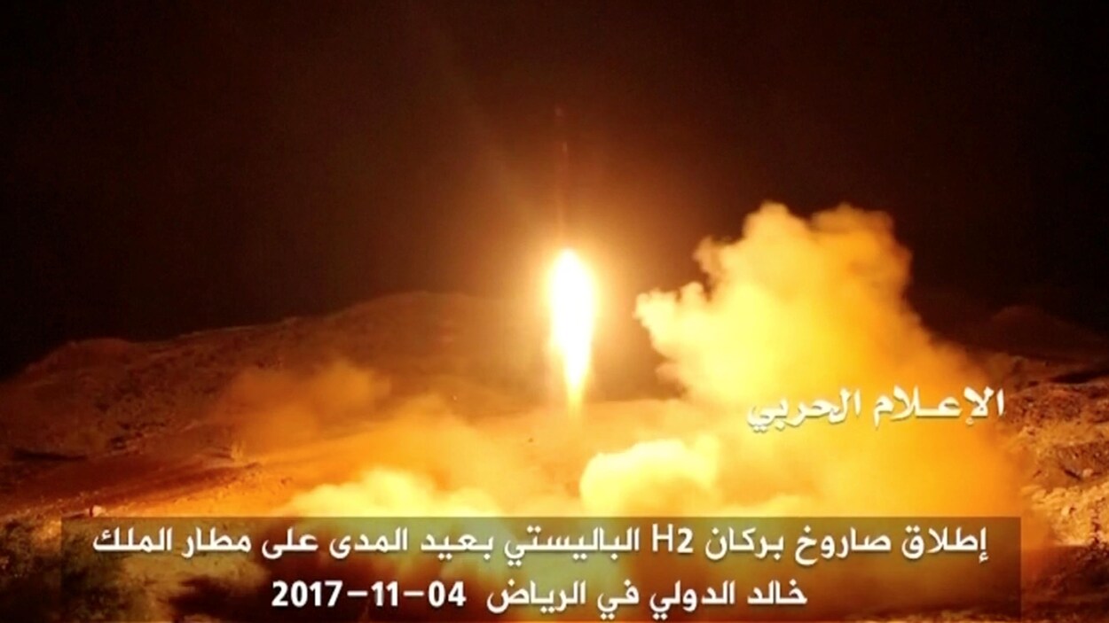 Une image, prise par la chaîne pro-houthie Al Masirah, du lancement du missile destiné à atteindre l'aéroport de Riyad, mais intercepté avant. Une image, prise par la chaîne pro-houthie Al Masirah, du lancement du missile destiné à atteindre l'aéroport de Riyad, mais intercepté avant.