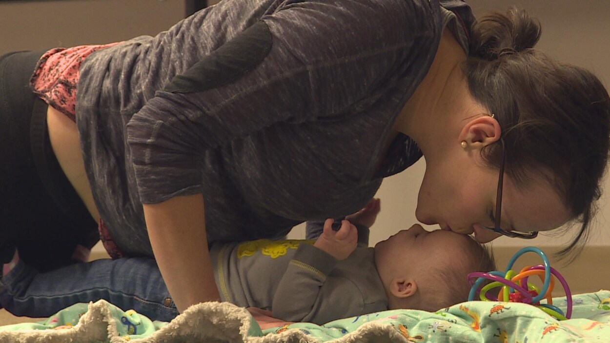 Carolyn Elias et son bébé Clara pendant une position de yoga qui finit par un bisou.