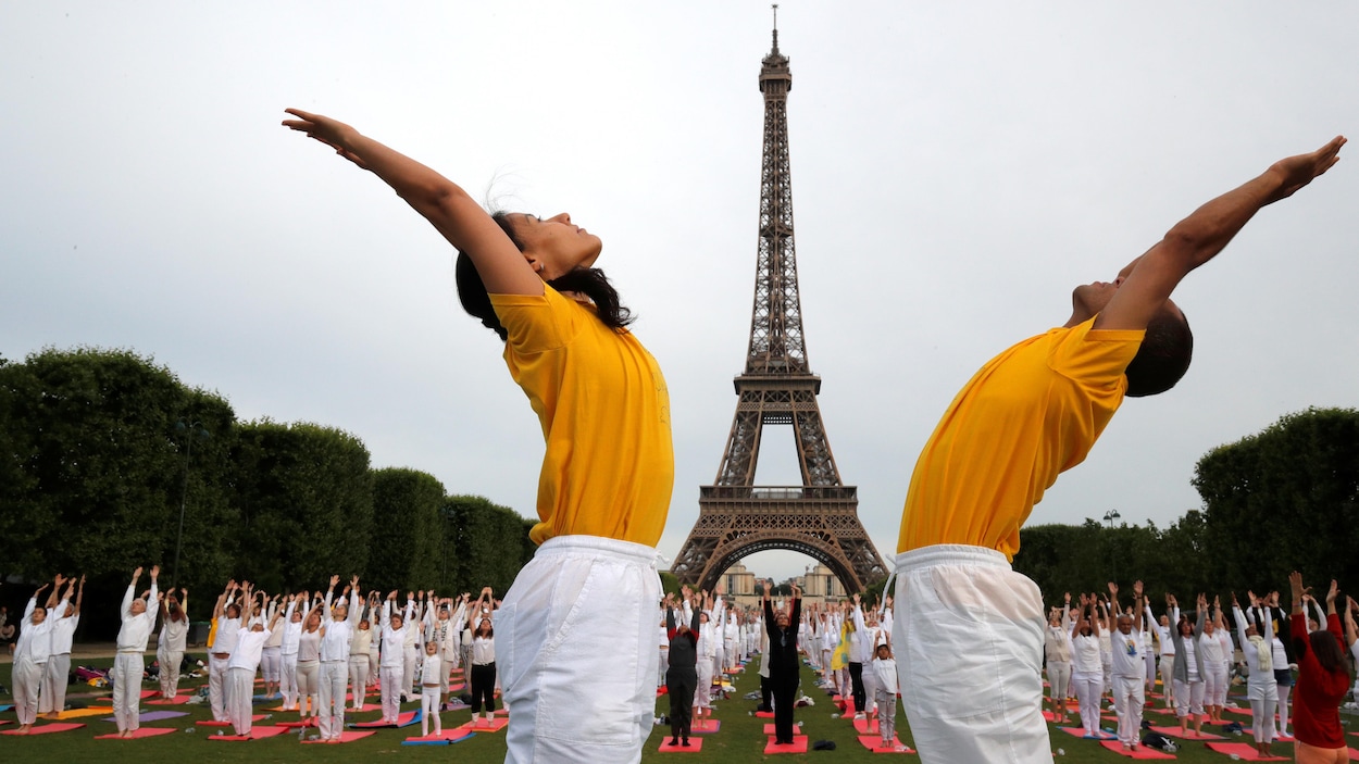 yoga et tour eiffel