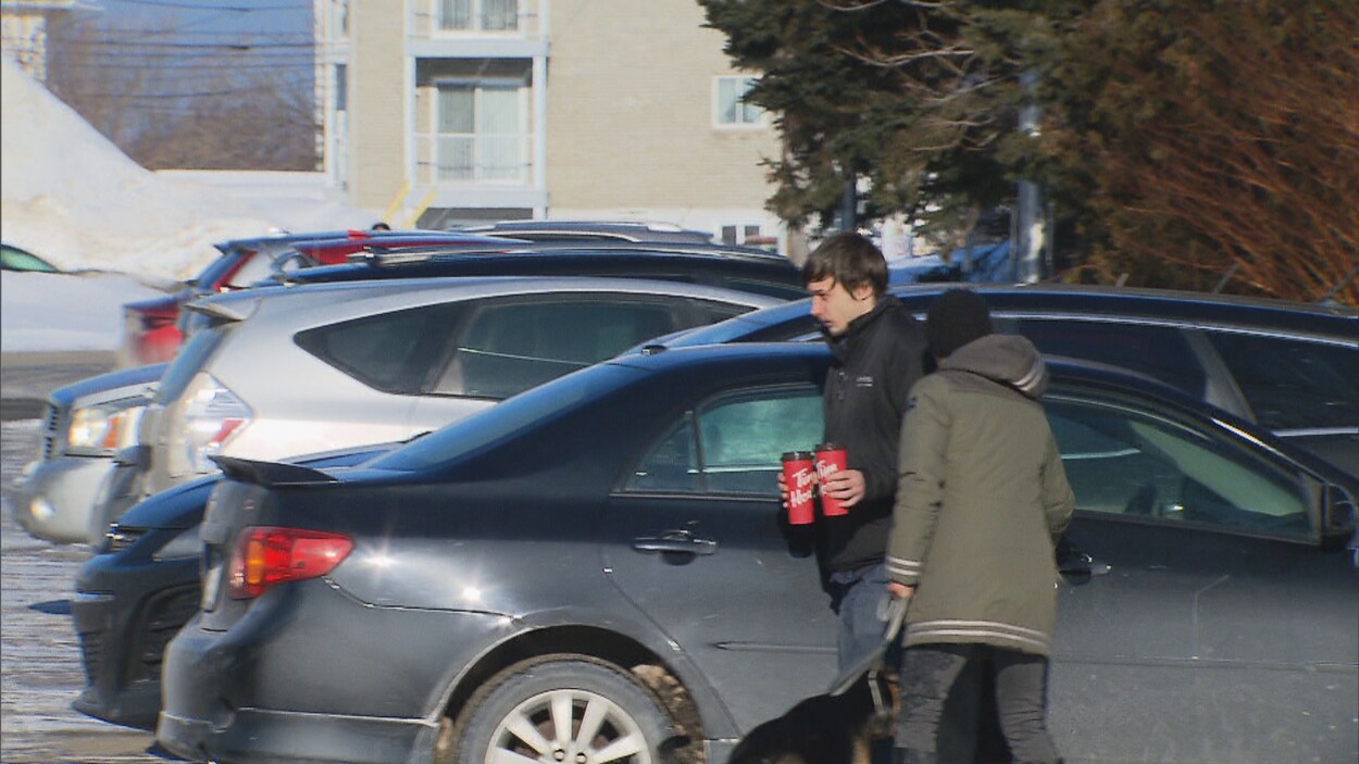 Yohan Tardif-Joubert en compagnie de sa mère lors de son entrée au palais de justice.