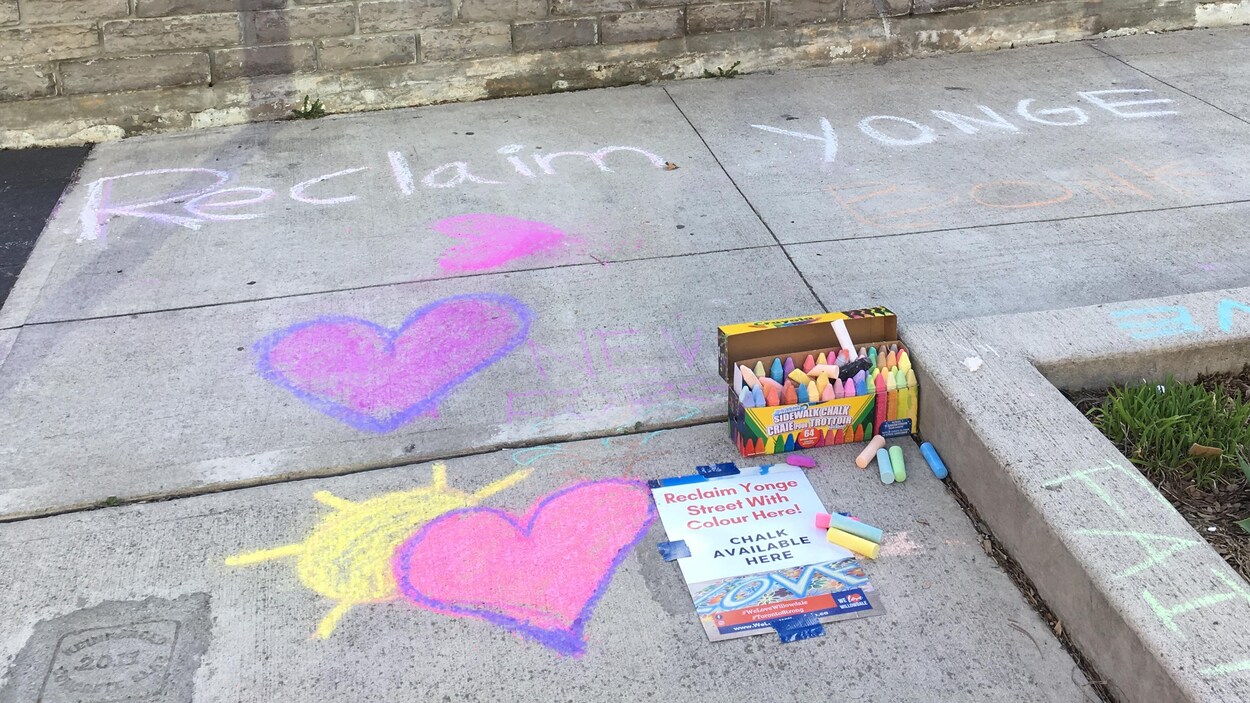 Photo de coeurs dessinés à la craie sur le trottoir.