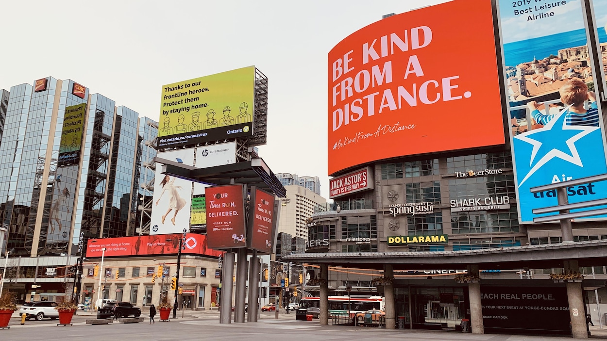 Des panneaux d'affichage numériques à la place Yonge and Dundas à Toronto.