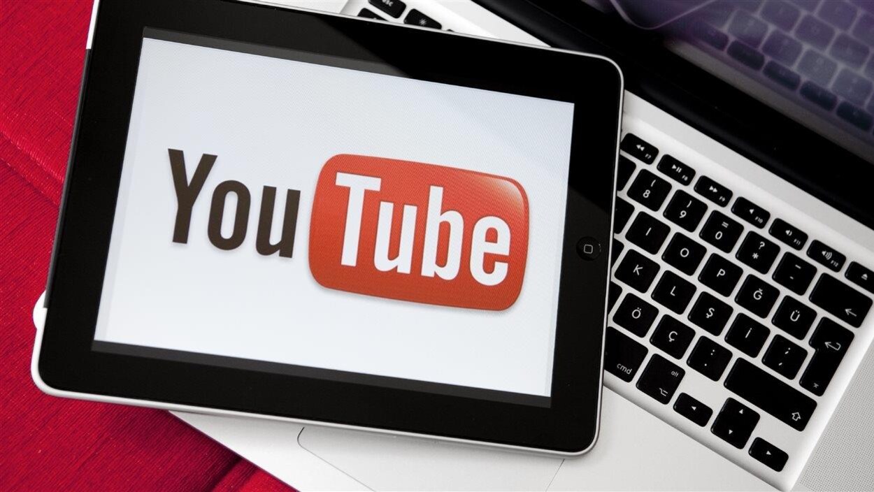 Le logo de YouTube sur l'écran d'une tablette. Le logo de YouTube sur l'écran d'une tablette.