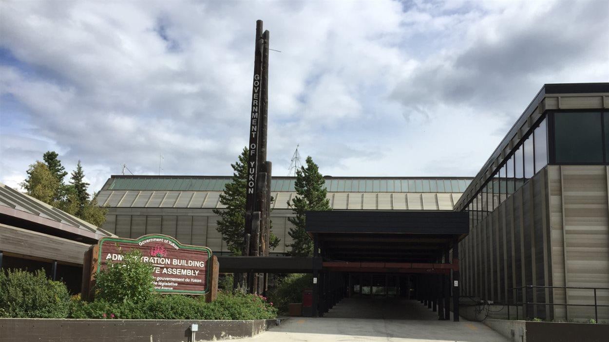 Façade de l'édifice l'Assemblée législative du Yukon.