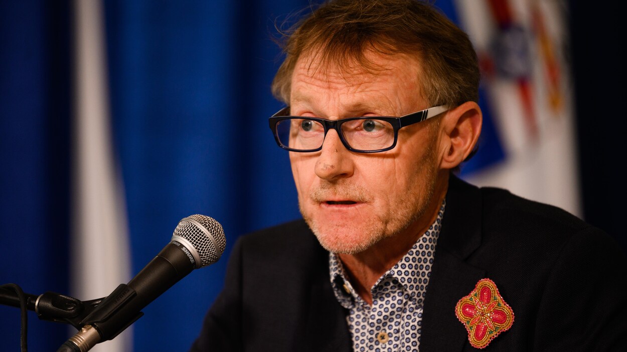 Brendan Hanley parle au micro.