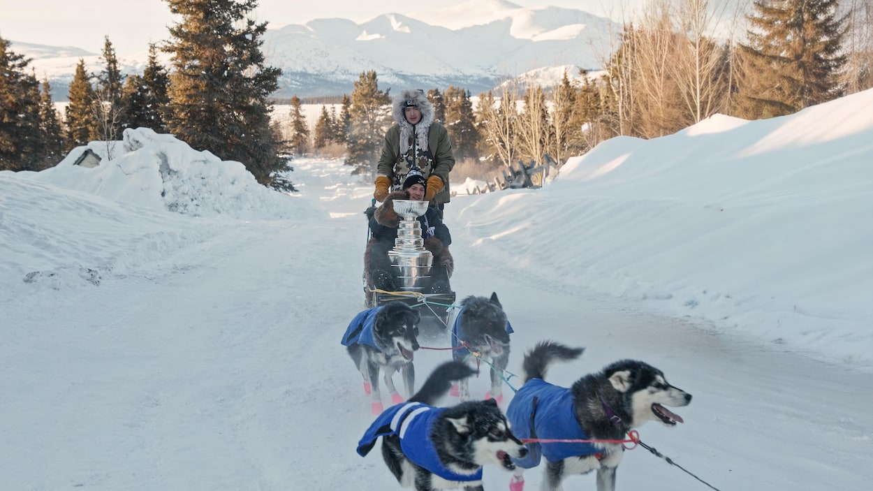 La coupe Stanley fait un passage au Yukon en traîneau à chiens