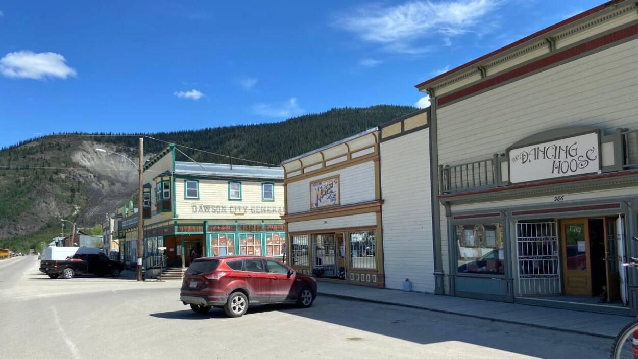 Rue principale de Dawson en été.
