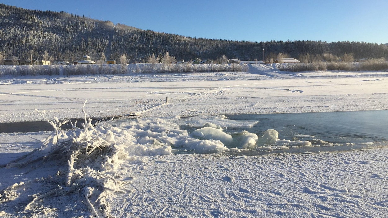 amoncellement de glace sur le fleuve devant Dawson amoncellement de glace sur le fleuve devant Dawson