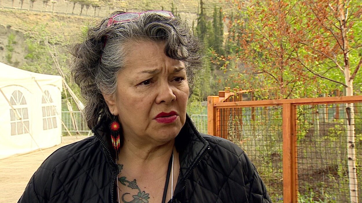 Joan Jack, à l'extérieur.
