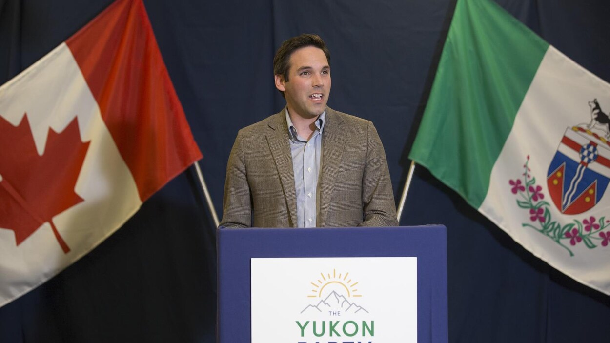 Currie Dixon parle derrière un lutrin.