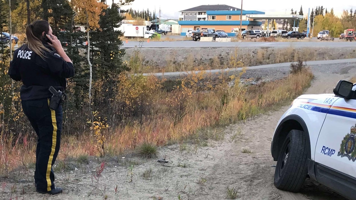 policière au téléphone policière au téléphone