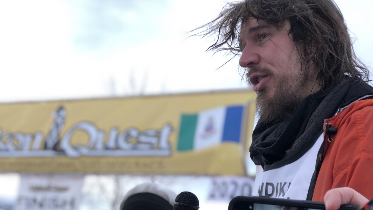 Brent Sass en mêlée de presse après avoir franchi l'arrivée.
