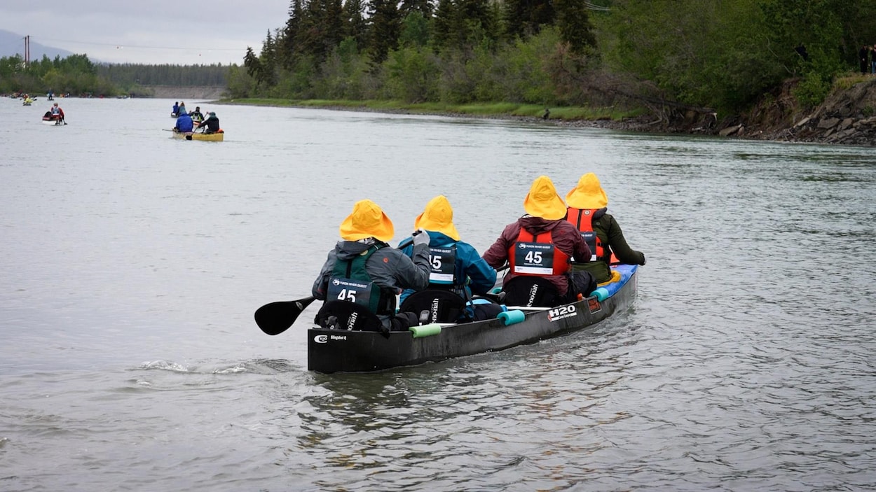 Départ de la Yukon River Quest sous la pluie