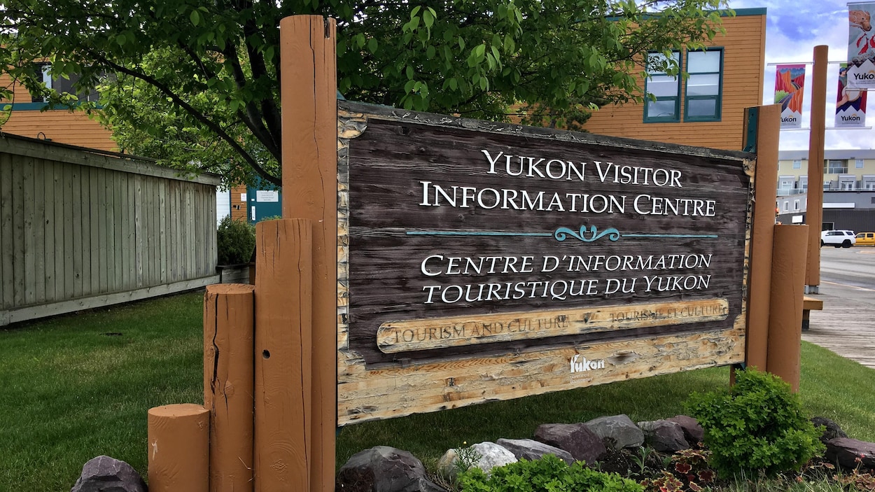Un panneau de bois où l'on peut lire « Centre d'information touristique du Yukon ».
