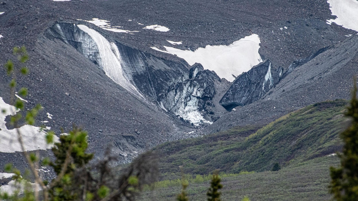 Photo à distance d'un amas de glace et de débris.