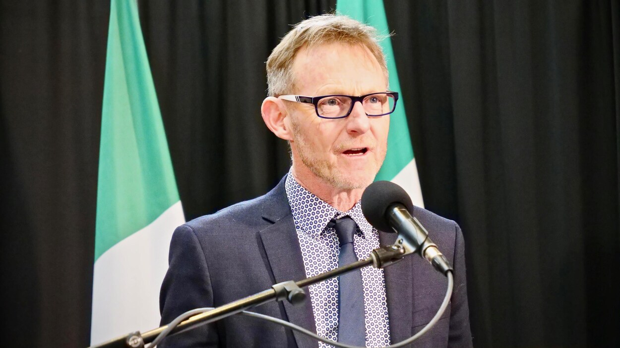 Le médecin hygiéniste en chef du Yukon, Brendan Hanley, fait une allocution lors d'un point de presse