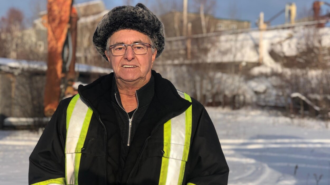 Un homme en manteau noir