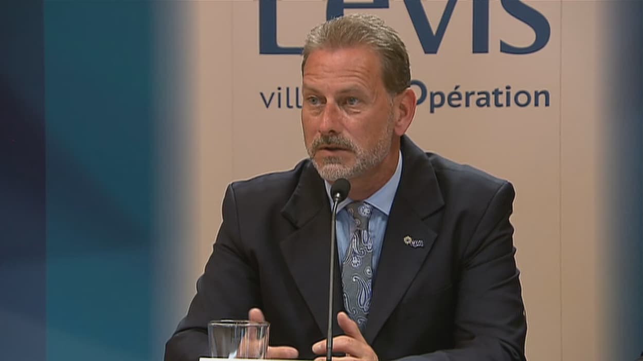 Yves Denis présente les conclusions de son rapport annuel au cours d'une conférence de presse à Lévis. Yves Denis présente les conclusions de son rapport annuel au cours d'une conférence de presse à Lévis.