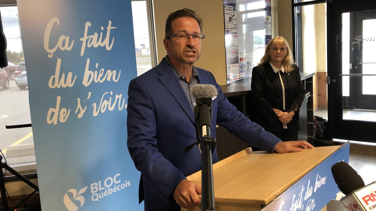 Yves-François Blanchet s'adresse aux micros des journalistes.