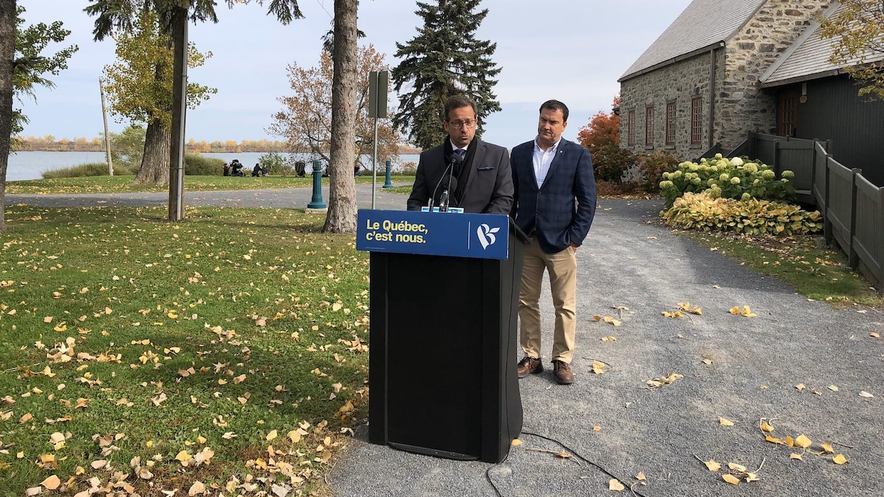 Le chef Yves-François Blanchet et le candidat Alain Therrien lors d'une annonce.