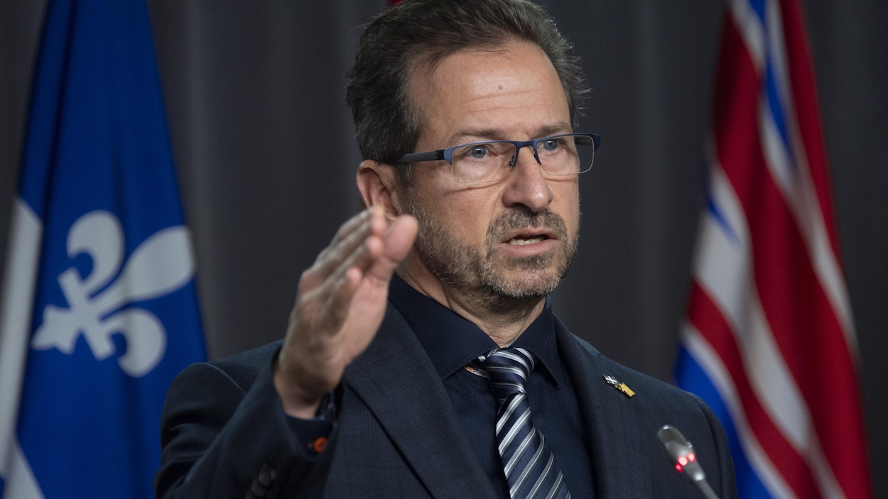 Yves-Francois Blanchet parle en faisant un geste de la main droite.