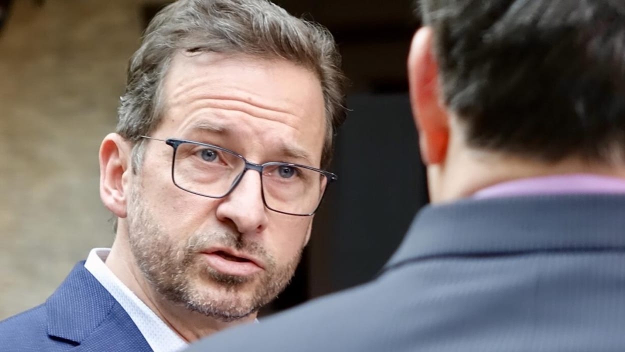 Yves-François Blanchet s'entretient avec un homme.