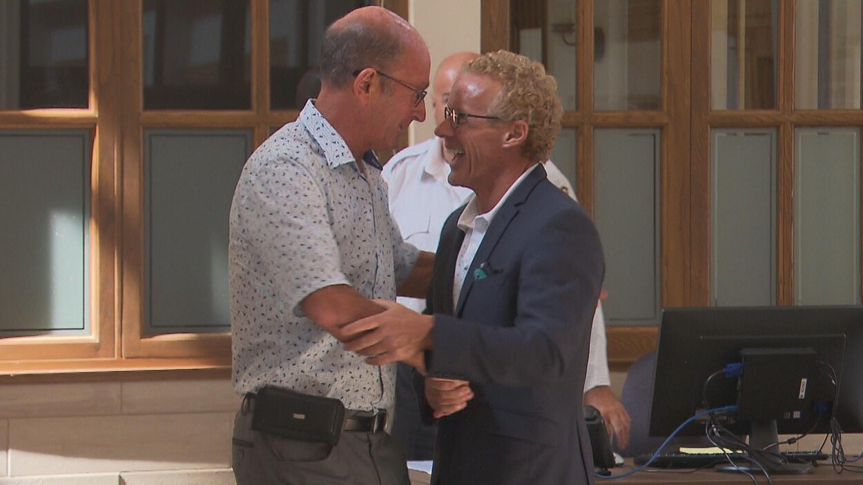 Le maire de Trois-Rivières Yves Lévesque rencontre le candidat de la CAQ Jean Boulet et lui fait une poignée de main chaleureuse.
