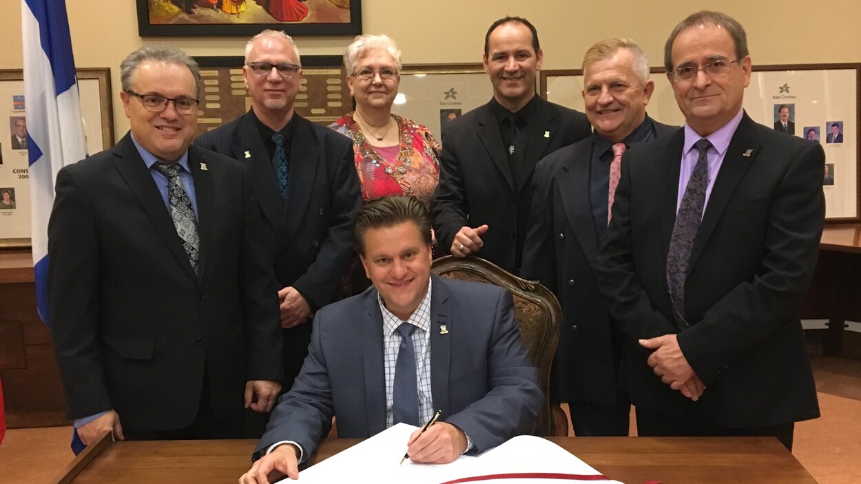 Yves Montigny et les six membres du conseil municipal prennent la pose lors de leur assermentation. Yves Montigny et les six membres du conseil municipal prennent la pose lors de leur assermentation.