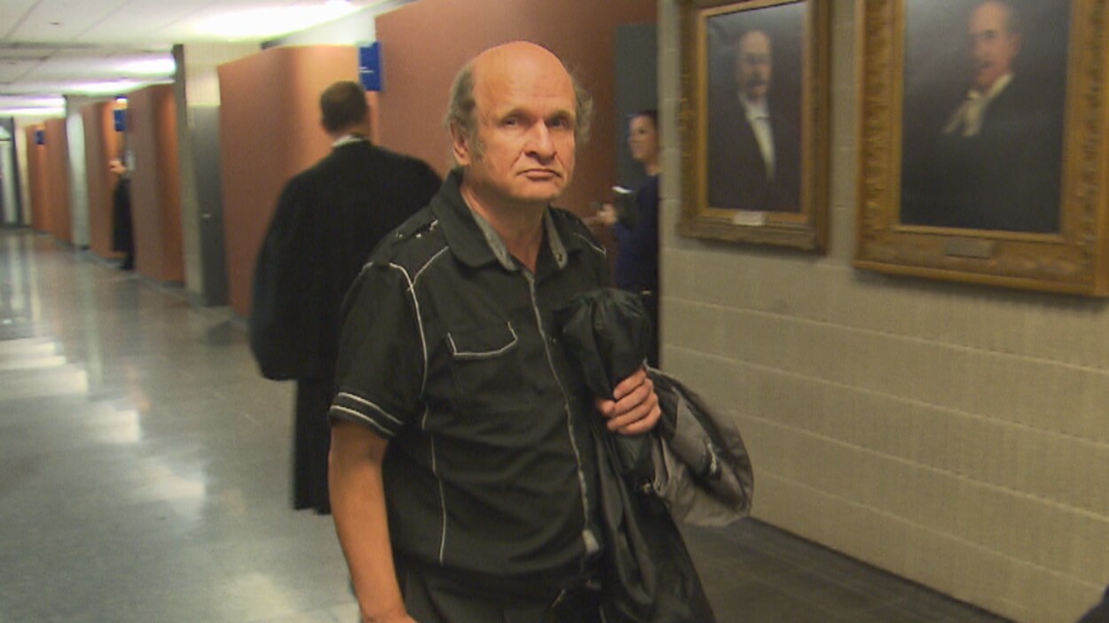 Plan moyen de Yves Nadeau, dans un couloir du palais de justice. Plan moyen de Yves Nadeau, dans un couloir du palais de justice.