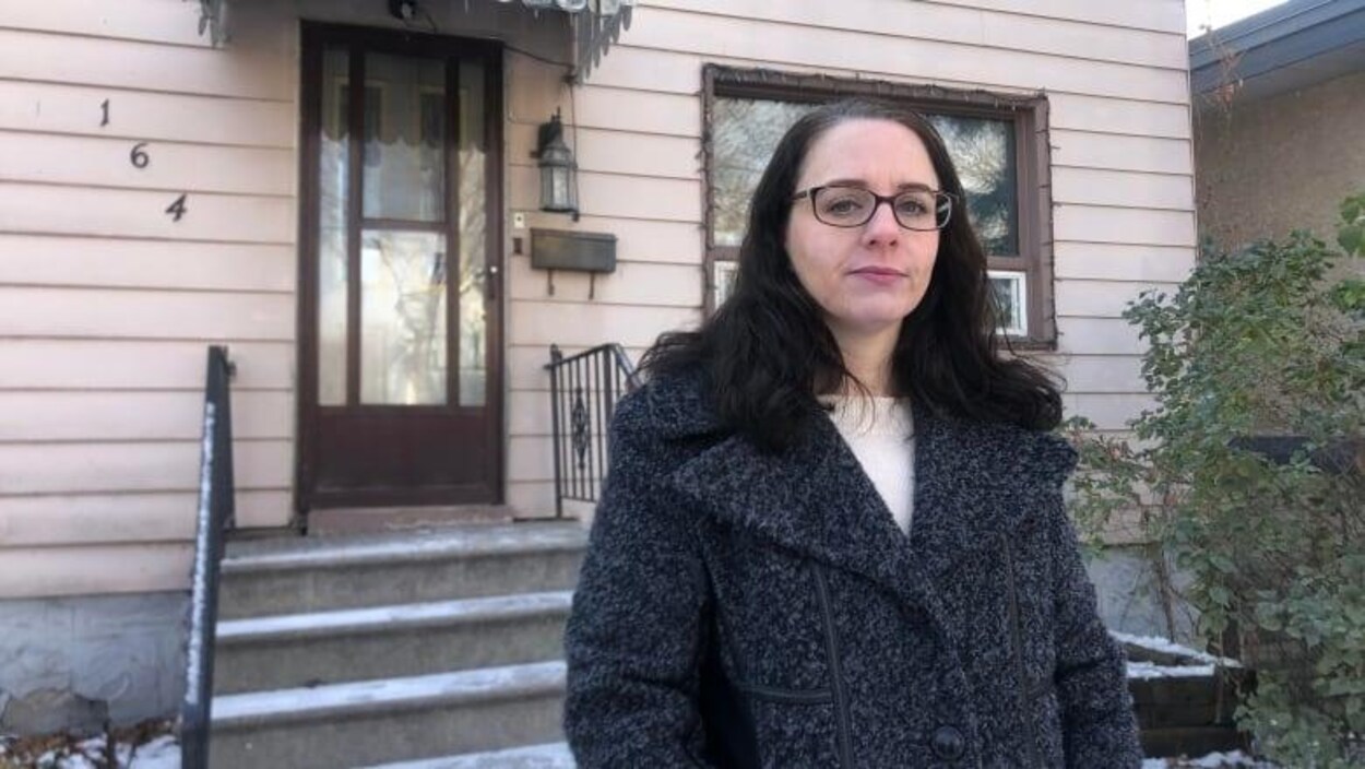 Yvette Mathieu, 37 ans, se tient devant sa maison d'enfance.