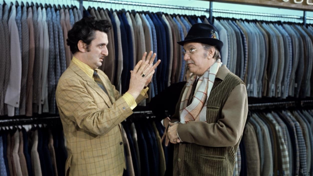 Le réalisateur Yvon Trudel dirige le comédien Jean Duceppe dans Rue des pignons en 1971. Le réalisateur Yvon Trudel dirige le comédien Jean Duceppe dans Rue des pignons en 1971.