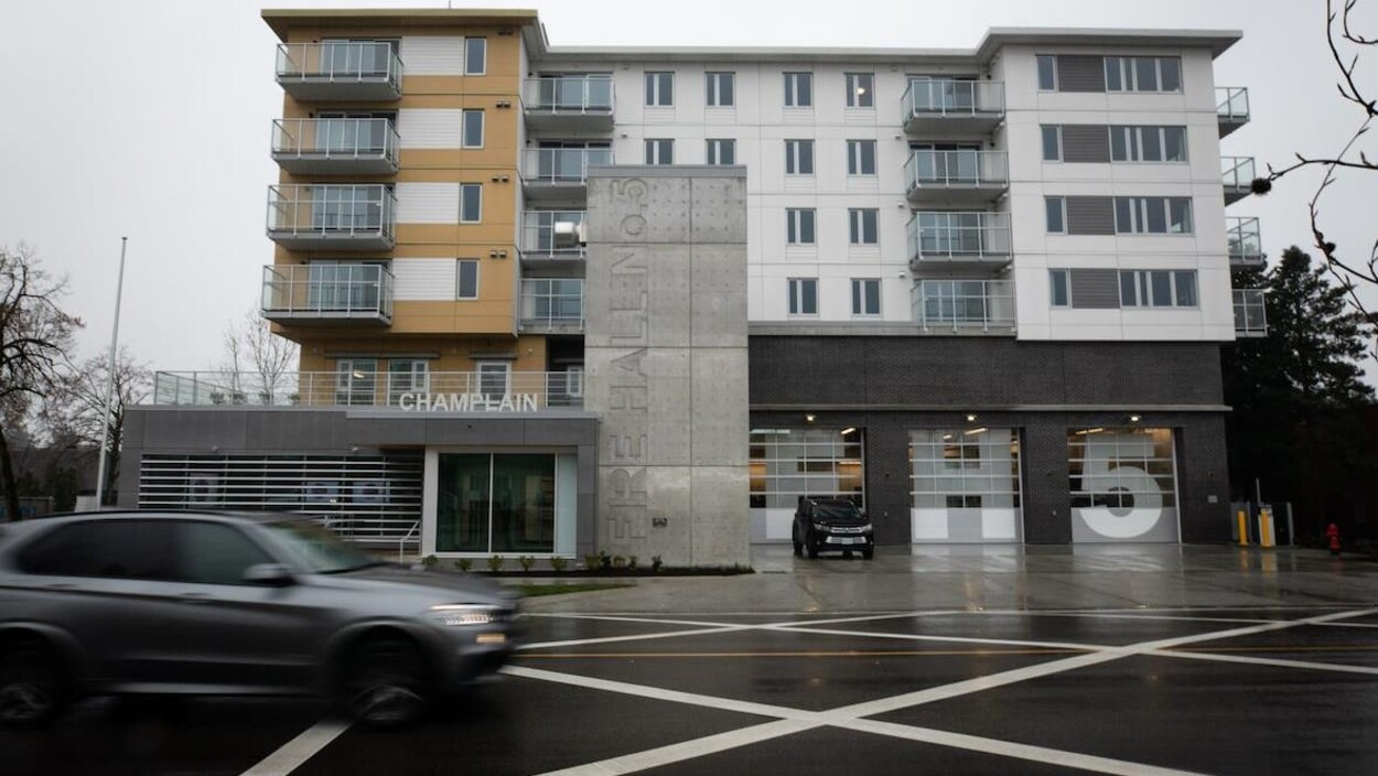 Vue extérieure du YWCA Pacific Spirit Terrace. Les deux premiers étages sont occupés par les pompiers et les quatre autres sont composés de logements locatifs.