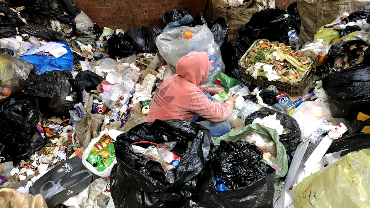 Une adolescente trie les déchets à mains nues dans le bidonville de Manshiyat Nasser.