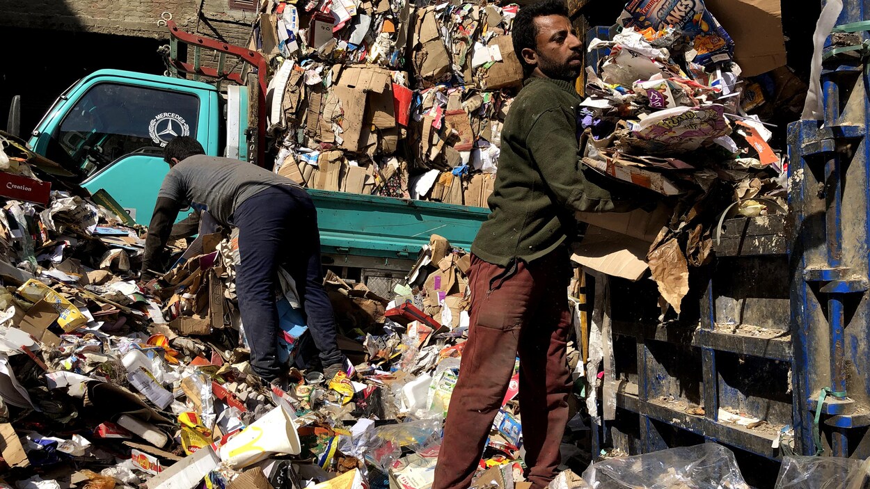 Deux hommes recyclent du carton dans le quartier cairote de Manshiyat Nasser.