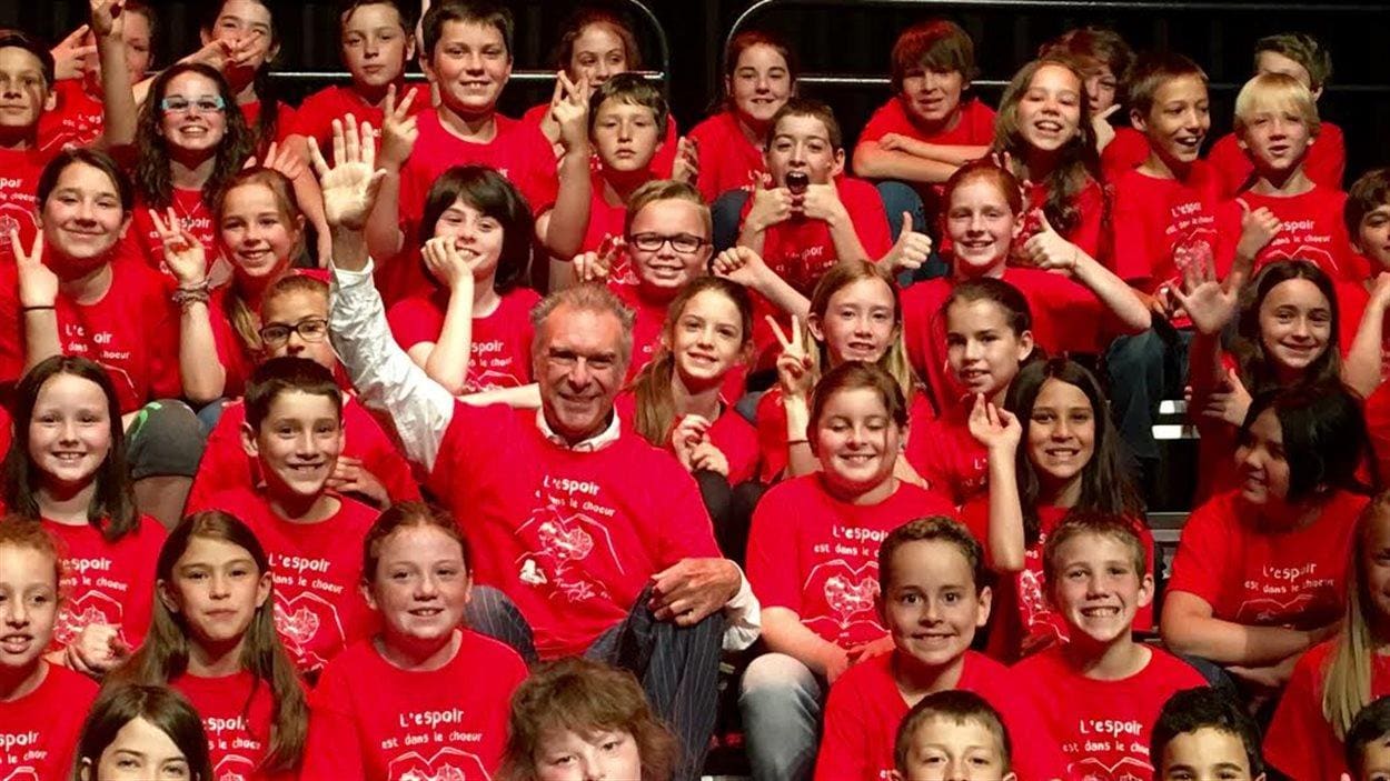 Zachary Richard et plusieurs élèves sur scène saluent le public