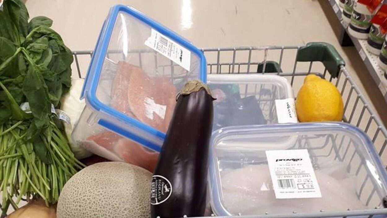 Un panier d'épicerie avec des aliments et des plats.