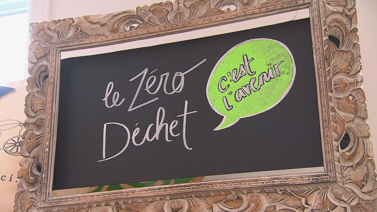 « Le zéro déchet, c'est l'avenir », peut-on lire sur une affiche de la Savonnerie des Diligences. L'entreprise vend notamment des savons en vrac et des produits dans des pots Mason.