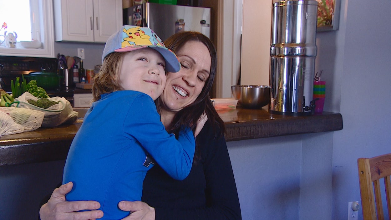 Un enfant embrasse sa mère. Un enfant embrasse sa mère.