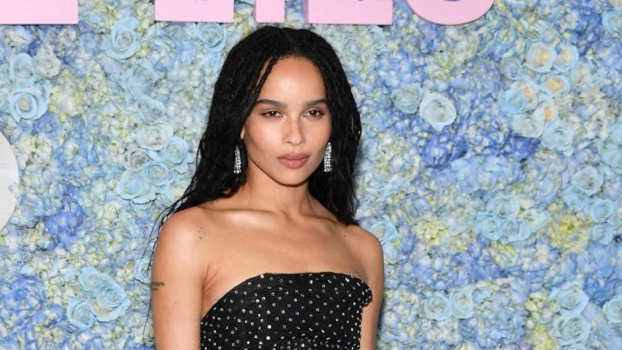Zoë Kravitz porte une petite robe noire de soirée.
