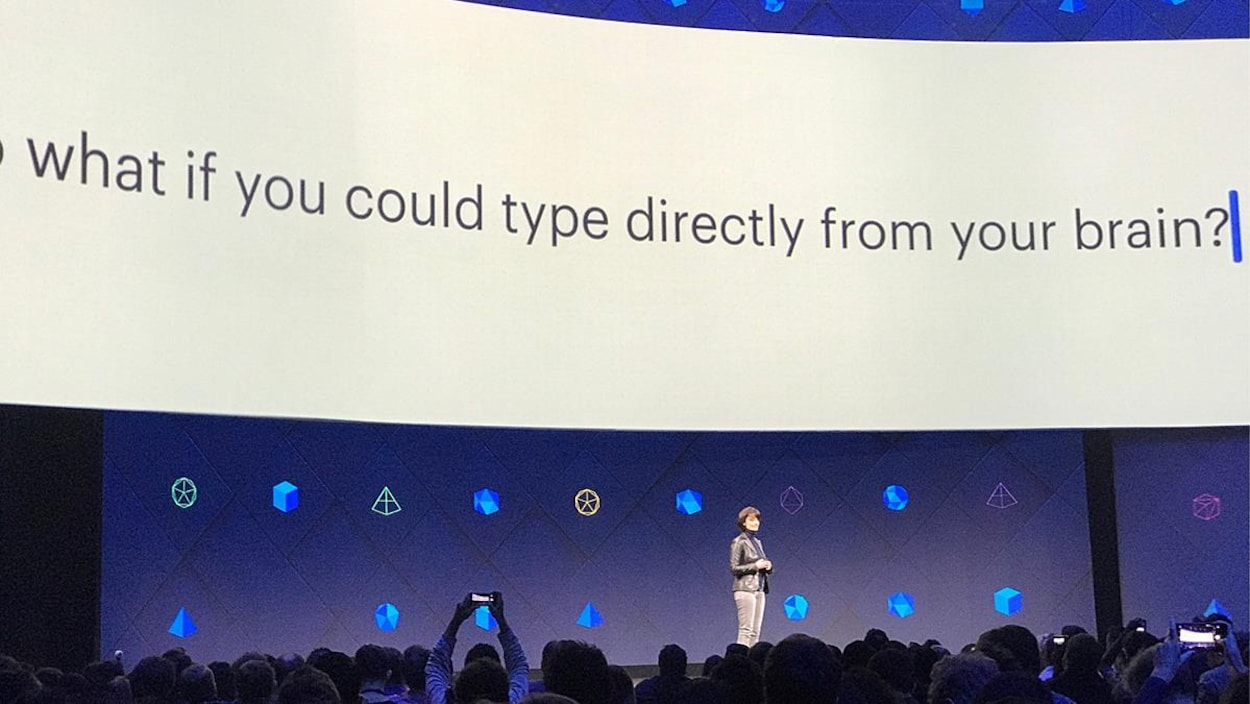 Regina Dugan à la conférence F8 de Facebook. Regina Dugan à la conférence F8 de Facebook.