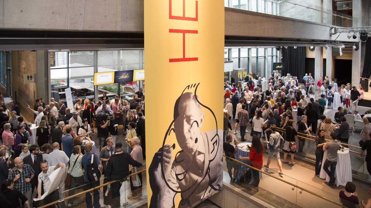 Le hall du musée de la civilisation rempli de monde lors du vernissage de l'exposition Hergé.