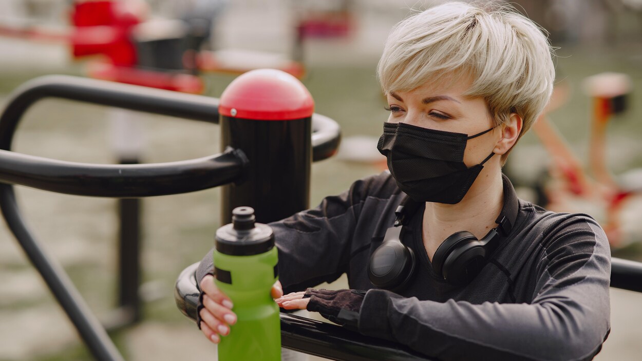Une femme s'entraîne avec un masque