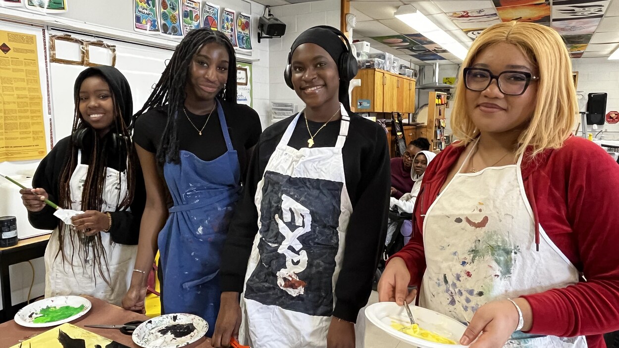 Des élèves peignent des pionniers noirs au Collège Louis-Riel