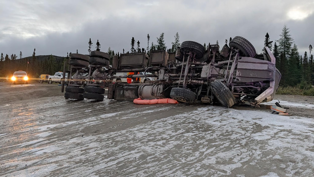 Un camion de matières dangereuses renversé, la route 389 rouverte à la circulation